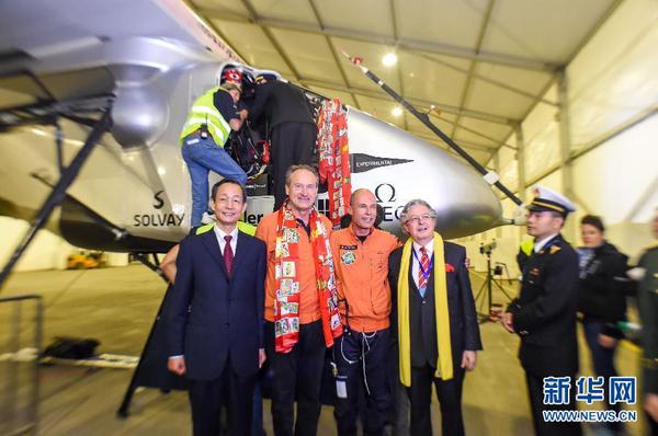 3月31日凌晨，在重庆江北国际机场，重庆市市政府副秘书长艾扬（左一）、瑞士驻华大使戴尚贤（右一）与“阳光动力”2号太阳能飞机飞行员安德烈·博尔施伯格（左二）、贝特朗·皮卡尔（右二）合影。