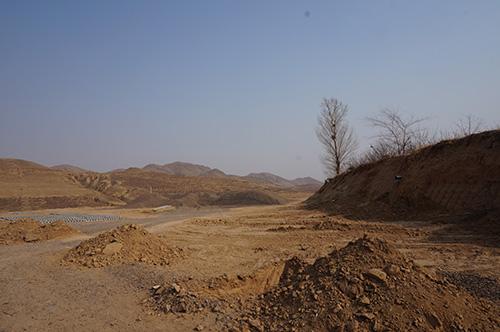 赤峰市松山区大牛圈山，路的尽头就是赵黎平焚尸并掩埋的地点。（《环球人物》记者姜琨郑心仪摄）