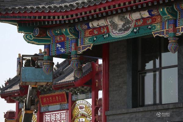 装修工人正在为会馆刷漆。