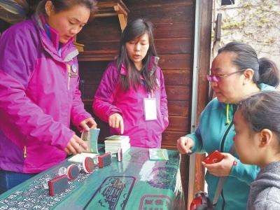 盖章本吸引了不少游客 盖章本吸引了不少游客