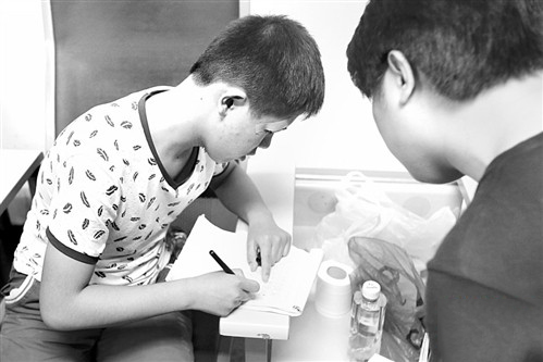 男生喝矿泉水变哑-因女同学往水中掺指甲油粉笔末2 男生喝矿泉水变哑-因女同学往水中掺指甲油粉笔末2