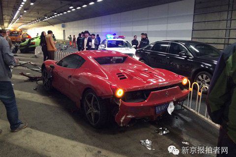 法拉利与兰博基尼相撞谜团:黑色高跟鞋遗落现场