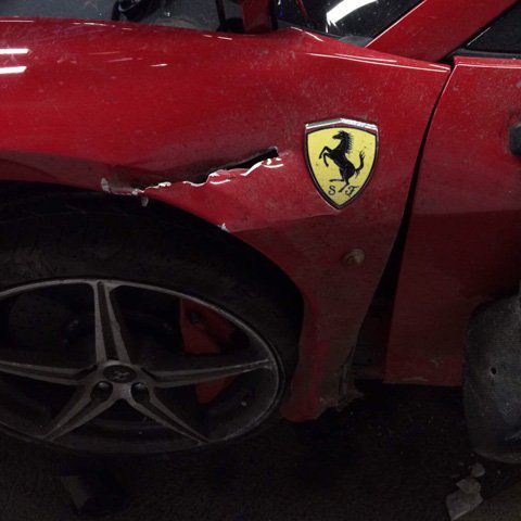 法拉利与兰博基尼相撞谜团:黑色高跟鞋遗落现场