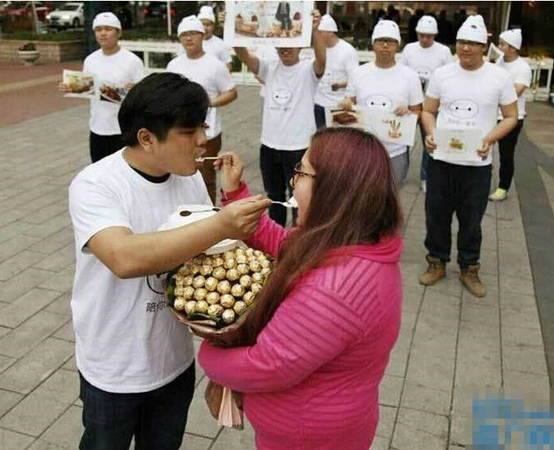 男子怕女友被抢-将其从100斤养到180斤2