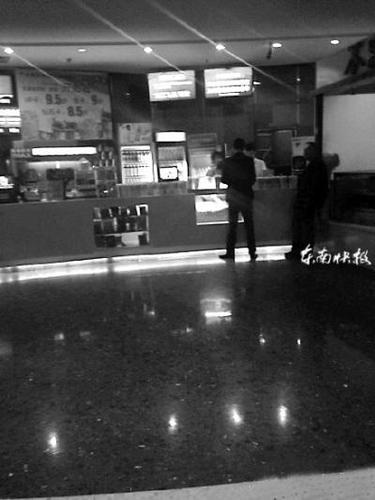 网友拍摄的图片中，桌上摆满了爆米花(画圈处)