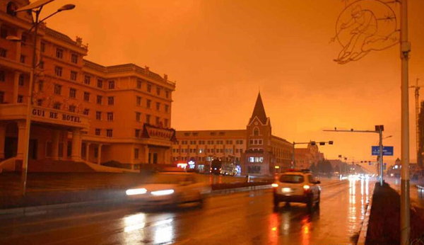 内蒙古阿尔山市下泥雨天空变红2 内蒙古阿尔山市下泥雨天空变红2