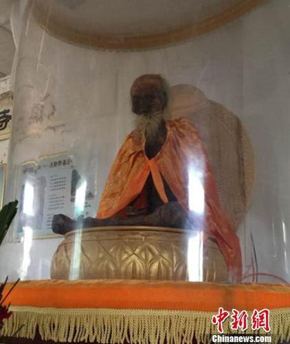 图为圆寂高僧吴云青不腐肉身供奉在灵泉寺一特制罩子内。 阚力 摄