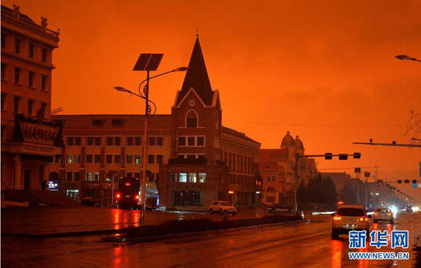 这是笼罩在红色中的阿尔山市街头（4月15日摄）。当日下午2点左右，内蒙古阿尔山市出现红色尘霾笼罩天空，并下起小雨，致使当地能见度极低，宛如黄昏。约1小时后，天空逐步恢复正常。新华社记者 任军川摄