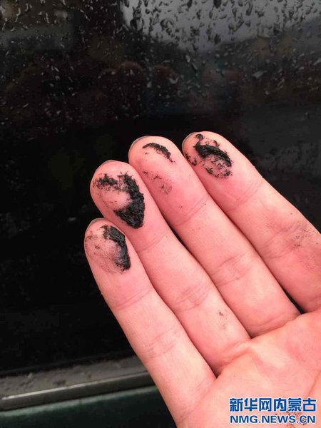 4月15日下午2点左右，内蒙古阿尔山市惊现红色天空，并伴有小雨，雨水中含黑色物质。2点40分，红色天空开始消散，2点50分，天空恢复正常。（王靖 摄影报道）5