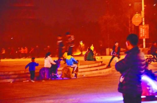 广场上不少孩子身边并没有家长照看。