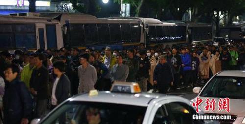 2014年5月9日凌晨，“世越号”沉船事故遇难者遗属欲前往总统府青瓦台同朴槿惠总统会面，但在青瓦台附近遭到警方阻拦。图片来源：CFP视觉中国