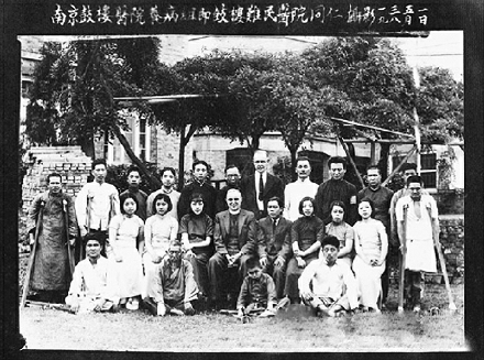 劫后余生的一家医院医生与病人合影 劫后余生的一家医院医生与病人合影