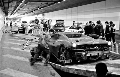 受伤的法拉利被抬上拖车 受伤的法拉利被抬上拖车