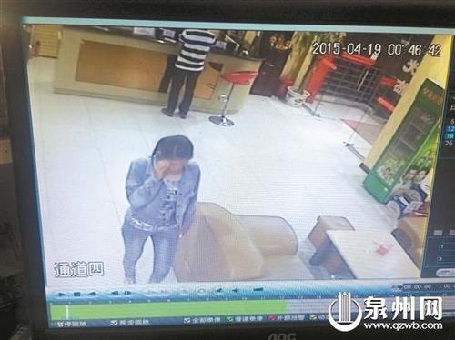 监控显示，女子经过前台。