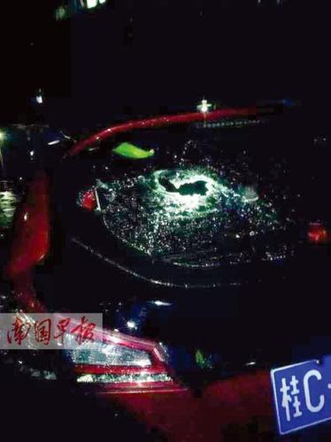 桂林市七星区三里店附近，一辆小车的后挡风玻璃被冰雹砸坏。 网友拍摄