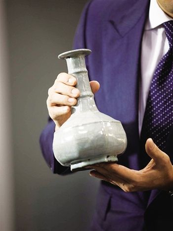 南宋官窑青釉八方瓶 南宋官窑青釉八方瓶