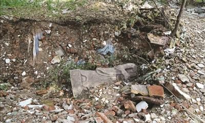 被掩埋的文臣石像。方青松 摄