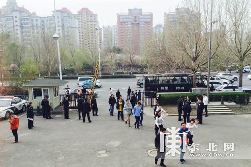 旁听人员陆续到达哈尔滨市法院 旁听人员陆续到达哈尔滨市法院