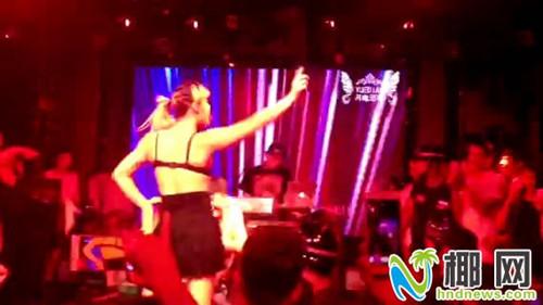 表演者“光膀”演出 表演者“光膀”演出