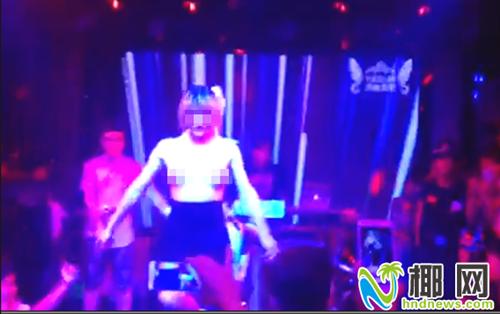 表演者裸露上身 表演者裸露上身