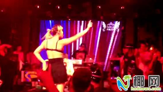 表演者“光膀”演出 表演者“光膀”演出