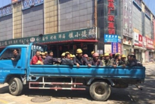 4月28日中午，昌平城区北环路的全聚德店烤鸭店迎来了70多名平时难得一见的客人，浩浩荡荡的占据了整个大厅。他们是附近一家工地的农民工。