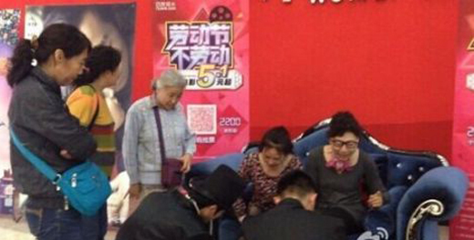 大妈累晕擦鞋小帅哥-边擦边被一群大妈围着聊天2