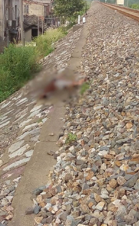 一女子戴耳机铁轨上行走-被火车拖拽致死4