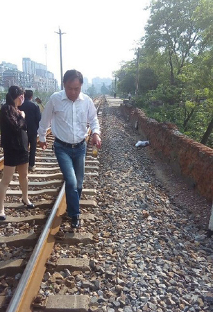 一女子戴耳机铁轨上行走-被火车拖拽致死2