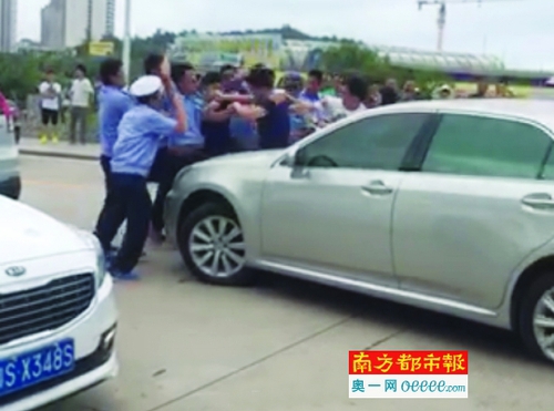 综合行政执法局工作人员与游客发生肢体冲突。视频截图