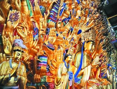 修缮一新的大足石刻千手观音造像 李宏摄 修缮一新的大足石刻千手观音造像 李宏摄