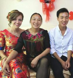 朱迪和杨滩夫妇与杨滩的母亲 朱迪和杨滩夫妇与杨滩的母亲