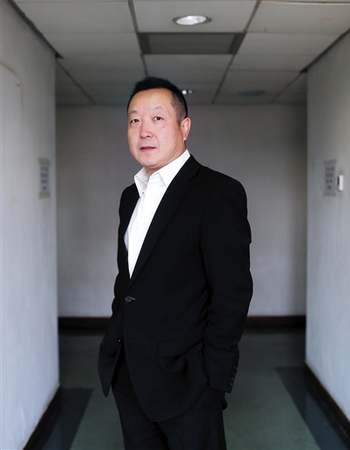 傅红星，国家一级导演，曾执导过《周恩来外交风云》、《共和国主席刘少奇》等片?！吨芏骼赐饨环缭啤吩?998年以5000万票房成为当年国产电影票房冠军。2013年9月，他辞去中国电影资料馆馆长等职务，专注于电影《旋风九日》的拍摄工作。新京报记者 周岗峰 摄