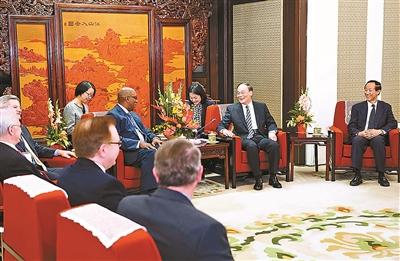 王岐山在中南海紫光阁会见参加第八届中美政党高层对话的美国民主党和共和党代表团供图 新华 王岐山在中南海紫光阁会见参加第八届中美政党高层对话的美国民主党和共和党代表团供图 新华