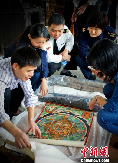 广东省文物鉴定站工作人员正在鉴定该批文物 黄弘毅 摄 广东省文物鉴定站工作人员正在鉴定该批文物 黄弘毅 摄