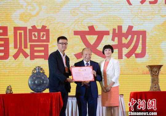 捐赠流失文物(中:徐文荣) 李晨韵 摄 捐赠流失文物(中:徐文荣) 李晨韵 摄