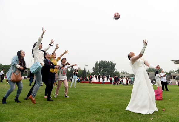 新娘抛绣球 新娘抛绣球