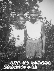 毛岸英(右)与小伙伴郭志成在苏联的林间小路上 毛岸英(右)与小伙伴郭志成在苏联的林间小路上