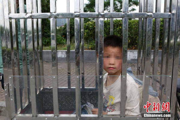 为载痴儿看风景-父亲自制爱心“铁笼车”3 为载痴儿看风景-父亲自制爱心“铁笼车”3