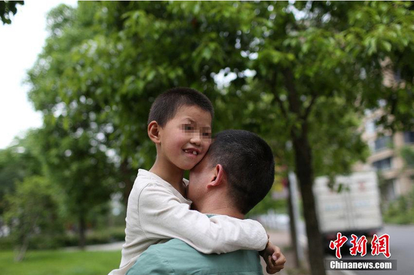 为载痴儿看风景-父亲自制爱心“铁笼车”2 为载痴儿看风景-父亲自制爱心“铁笼车”2