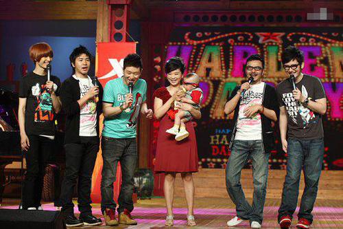 田源早前携妻儿亮相《天天向上》 田源早前携妻儿亮相《天天向上》