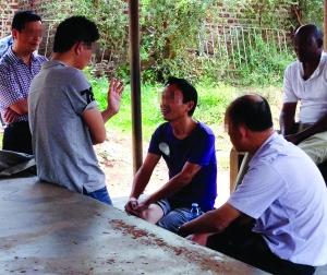 男子落网后接受调查 男子落网后接受调查