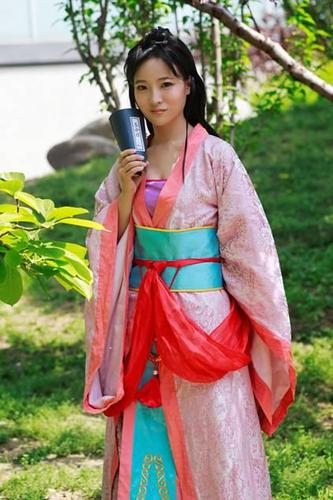 图3：80后辣妈cos王语嫣的照片