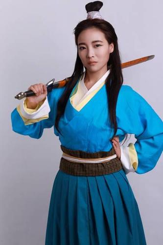 图4：80后辣妈cos令狐冲照片