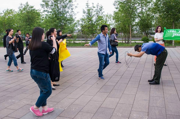 棒打小狗男子遭“人肉”-向爱狗人士鞠躬道歉赔万元8 棒打小狗男子遭“人肉”-向爱狗人士鞠躬道歉赔万元8