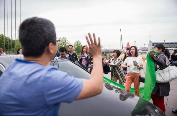 棒打小狗男子遭“人肉”-向爱狗人士鞠躬道歉赔万元4 棒打小狗男子遭“人肉”-向爱狗人士鞠躬道歉赔万元4