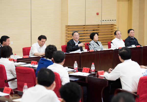 5月16日，中共中央政治局常委、全国政协主席俞正声在北京与省部级干部民族工作专题研讨班学员座谈。 新华社记者王晔摄