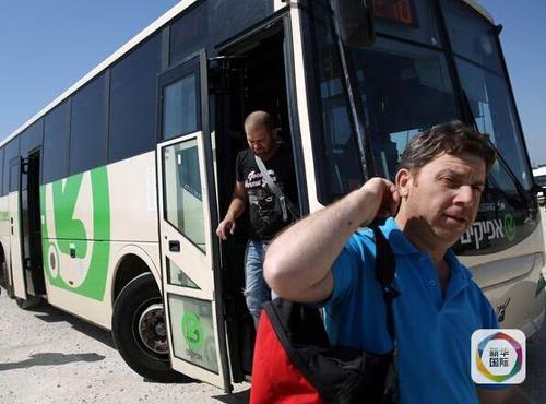 准备前往以色列的巴勒斯坦人抵达埃亚勒检查站。