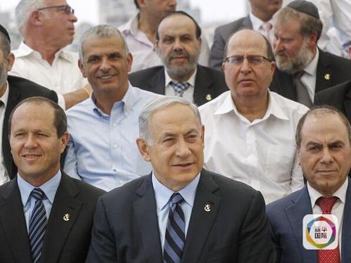 内塔尼亚胡（前中）与新内阁合影。前二排右为亚阿隆。