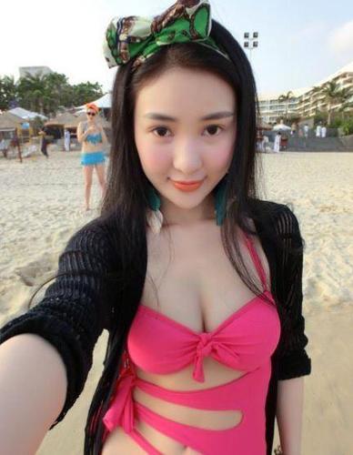 郭美美早前常在网络晒性感自拍(资料图) 郭美美早前常在网络晒性感自拍(资料图)